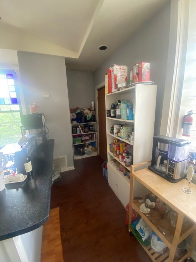 Building Photo - 955 W Dickens Ave