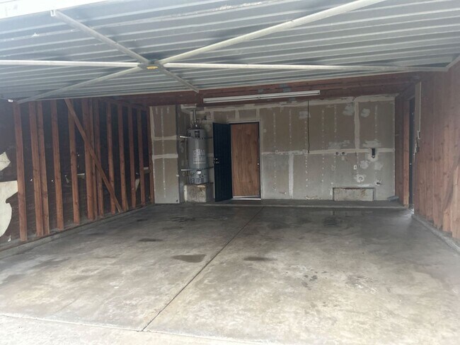 Building Photo - Coming soon-  Spacious 3 bed/2bath Single Family home in Delano!!