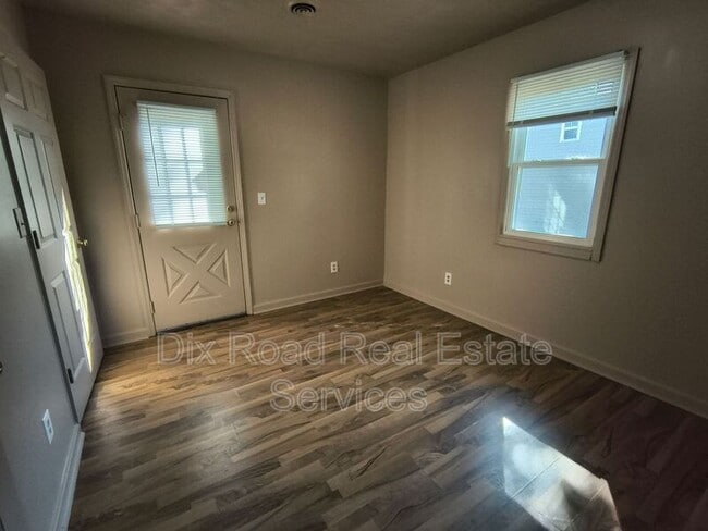 Building Photo - 2308 Waneta Ave