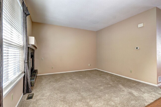 Building Photo - 2bed 2 bath townhome located in the Southp...