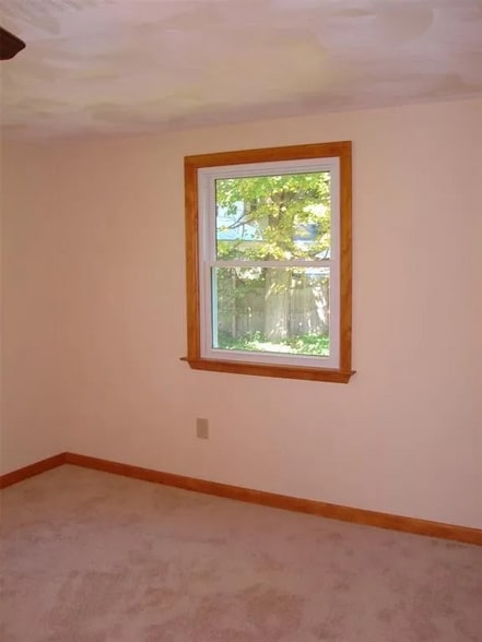 Building Photo - 27 Elm St