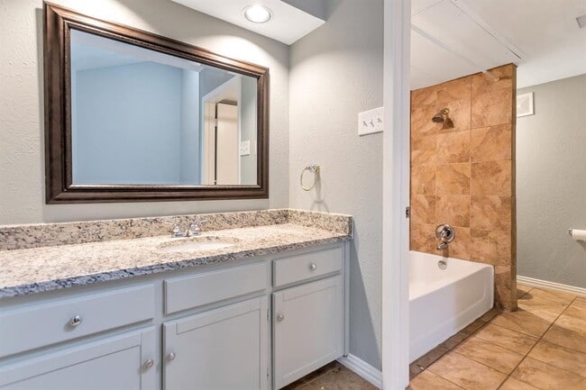 Building Photo - 6808 Eastridge Dr