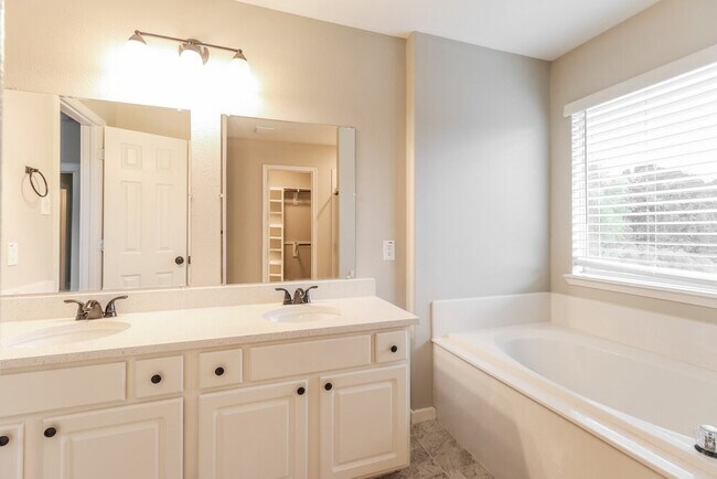 Building Photo - 18400 Sunrise Pines Dr