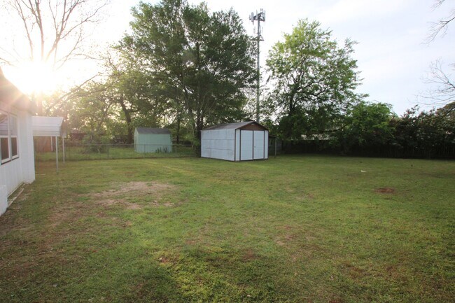 Building Photo - Coming Soon! Updated 3 Bed 2 Bath Rental! ...
