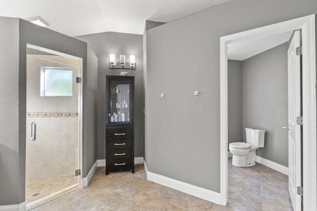 Building Photo - Beautiful 4-Bedroom Pool Home in the Heart of Westchase