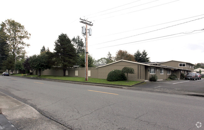 Primary Photo - Holiday House Apartments