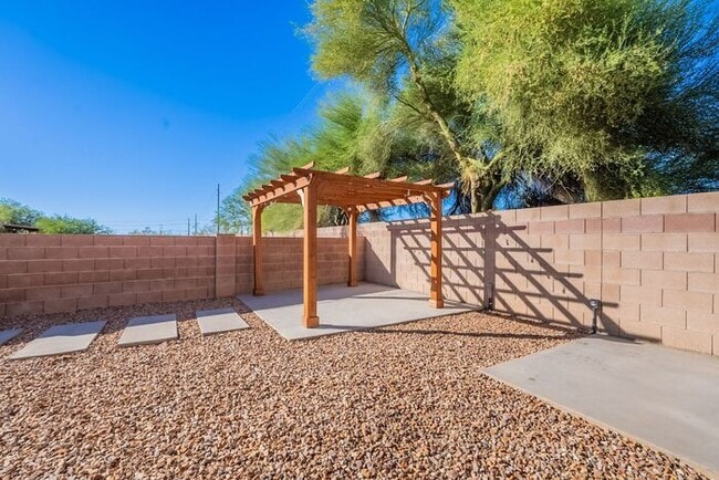 Building Photo - Bright & Inviting Tucson Home Near Davis-M...