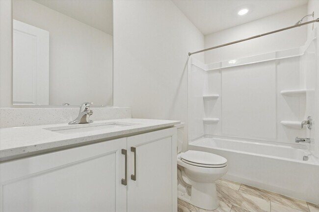 Building Photo - Brand New River Pointe townhome with modern finishes, flexible living space, and a prime location...