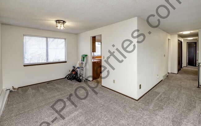 Building Photo - 4 bedroom 2.5 bathroom Home