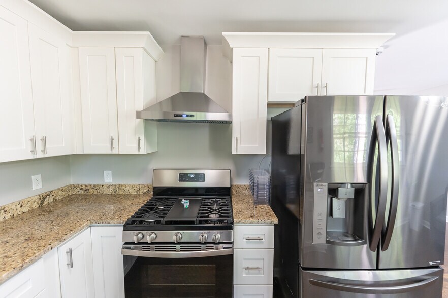 Kitchen. Gas stove and oven - 6140 Hillandale Dr