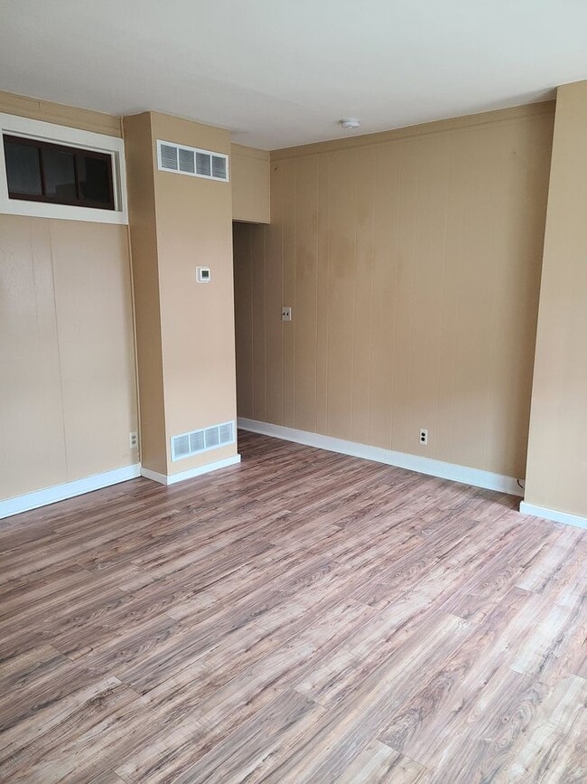 Building Photo - Spacious 2 Bedroom Home with possible 3rd bedroom or office space!