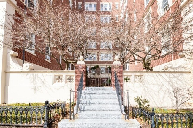 Building Photo - 1450 Beacon St