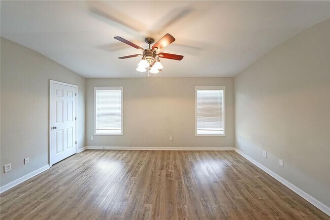 Building Photo - 2062 Lakeshore Overlook Dr