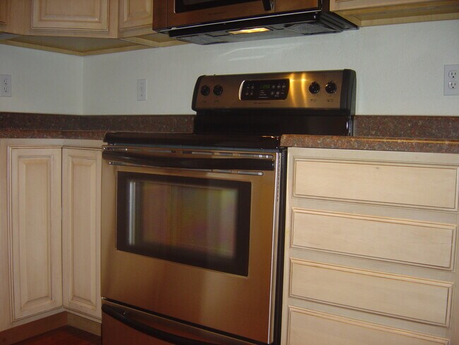 kitchen electric range - 4147 Outlook Blvd