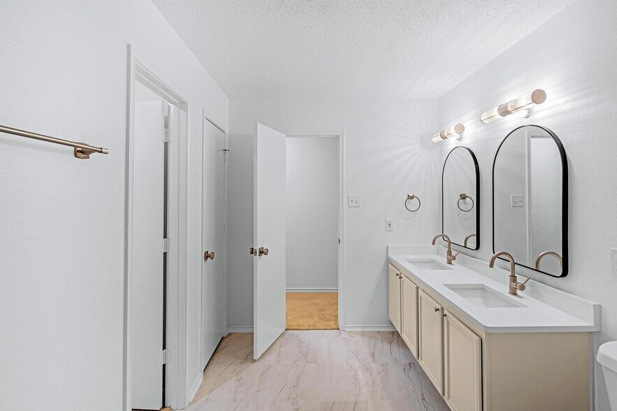 Building Photo - Comfortable Lancaster living with space to relax and entertain