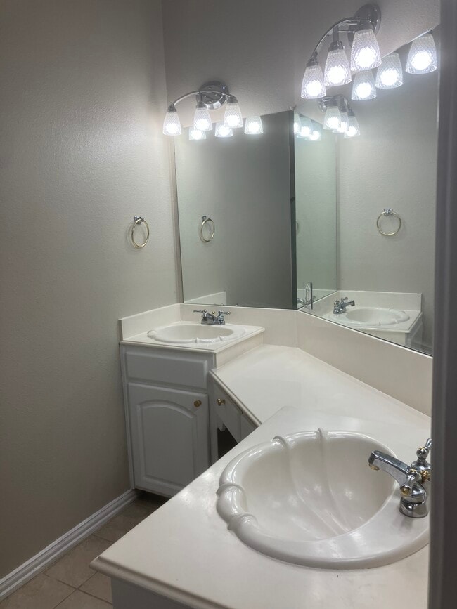 Building Photo - 3011 Bayside Dr