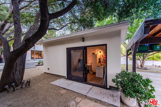 Building Photo - 1362 Old Topanga Canyon Rd