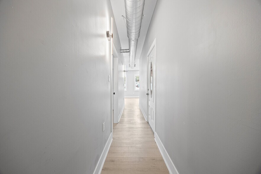 Building Photo - 1109 E Carson St