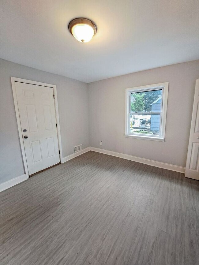 Building Photo - Mid-Century Modern SFH 3-Level, All Utilit...