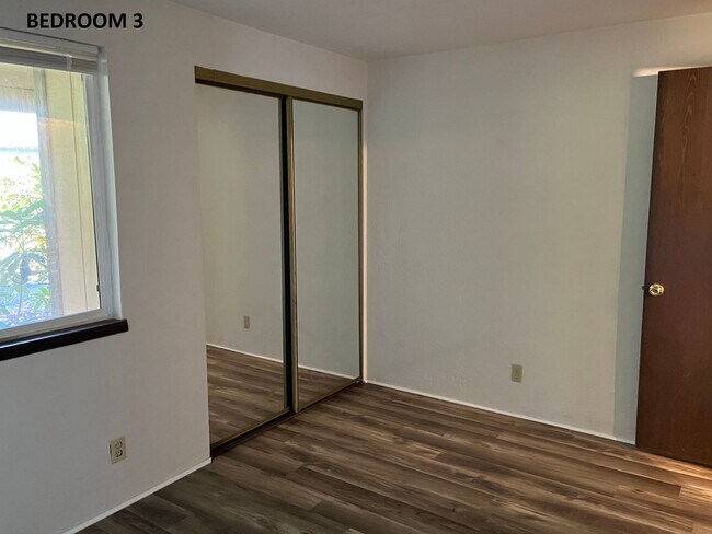 Building Photo - LOO Duplex