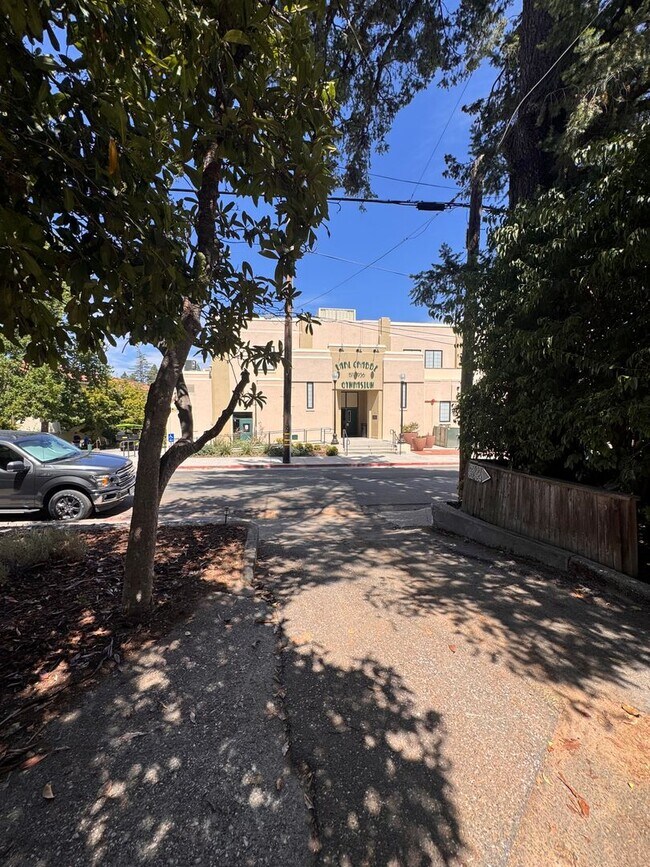 Building Photo - 148 Agard St