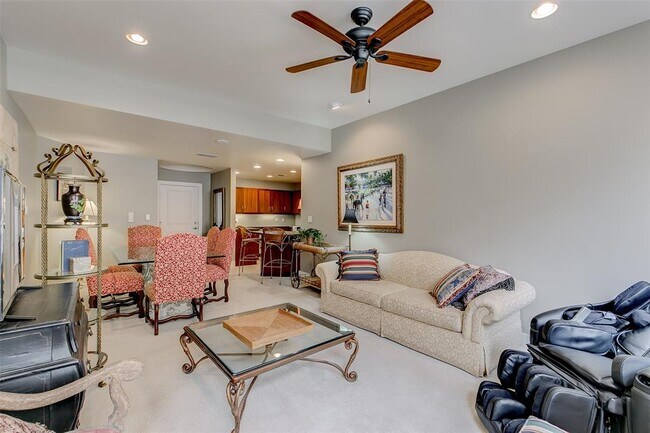 Building Photo - 411 W 7th St