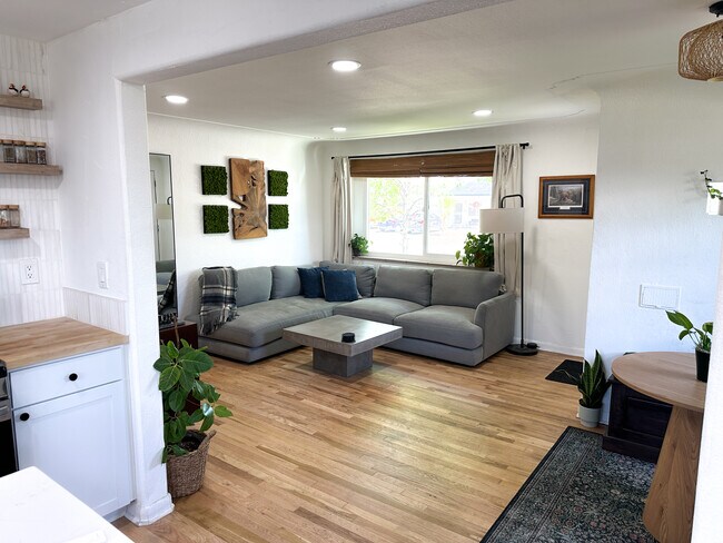 Living Room - 525 Perry St