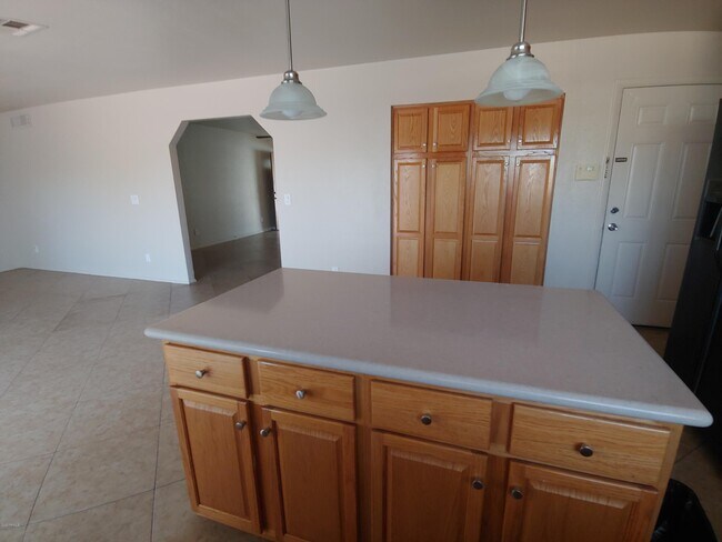 Building Photo - 568 W Caroline Ln