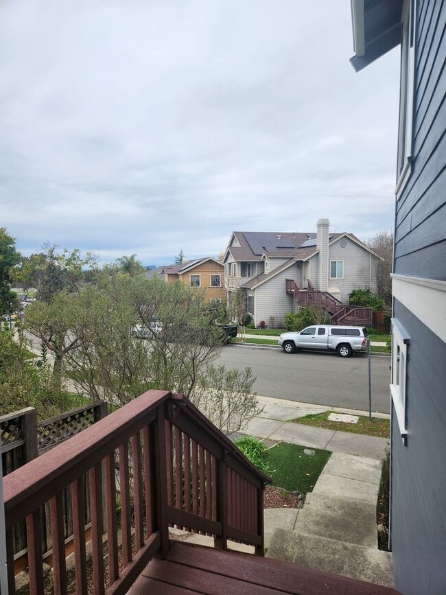 Building Photo - Great Santa Rosa Neighborhood 3 Bedroom, 2.5 Bathrooms