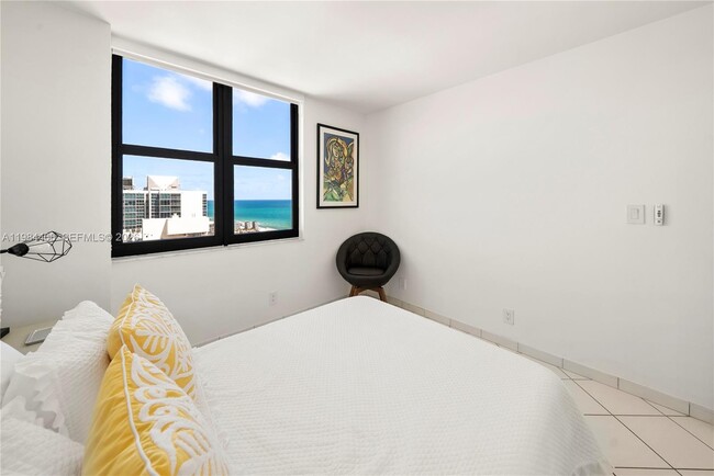 Building Photo - 2555 Collins Ave