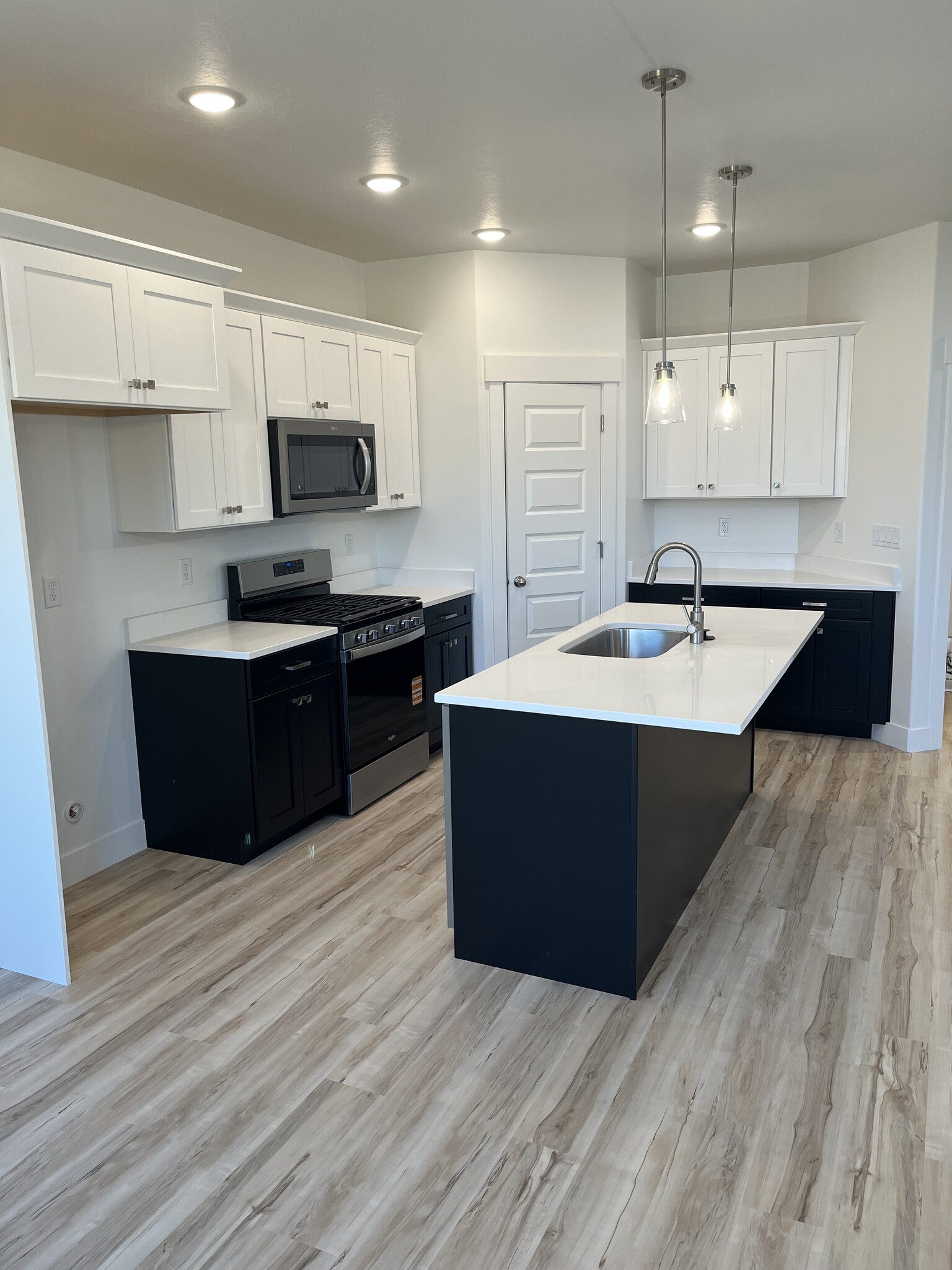 Building Photo - 1576 W Banner Dr