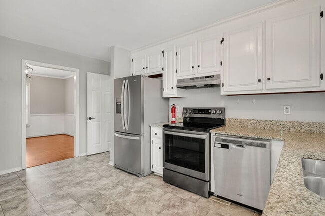 Building Photo - Beautifully Updated Single-Family Home in ...