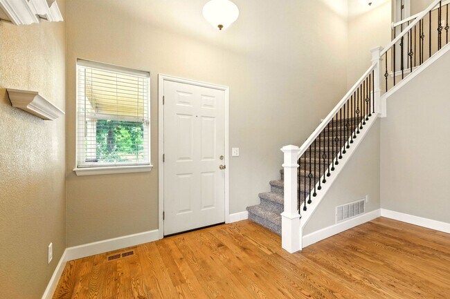 Building Photo - Amazing 3 Bed 4 Bath Highlands Ranch House...