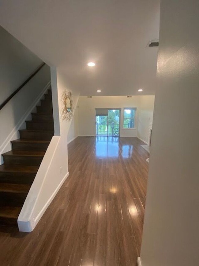Building Photo - Two Bedroom Three Bathroom Condo in Hollan...