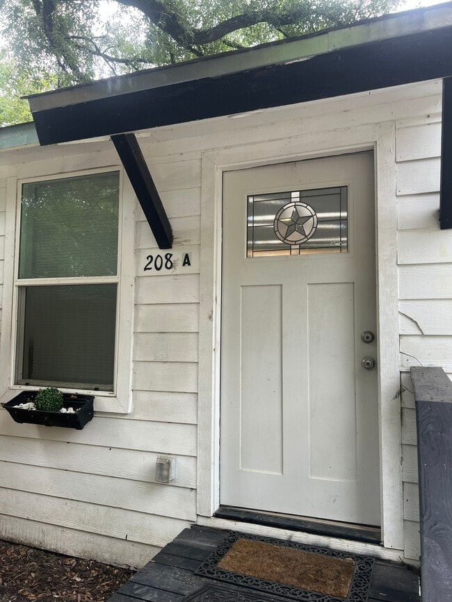 Building Photo - 208 E Magnolia St