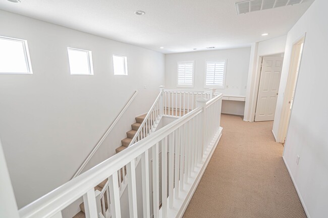 Building Photo - 4 Bedroom Home for Rent in Canyon Country!