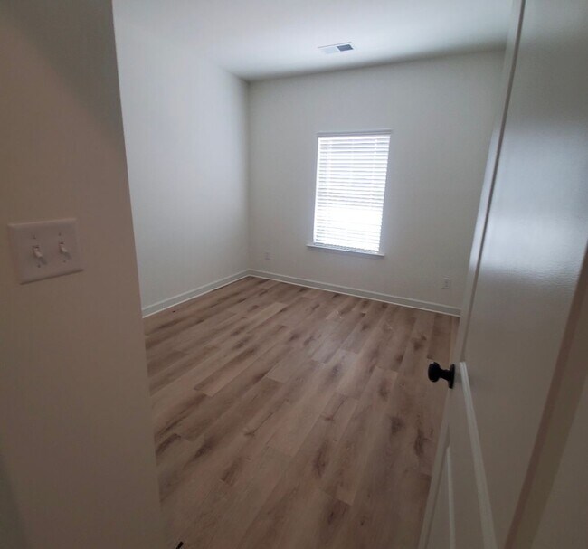 Building Photo - 6038 Daffodil Ln