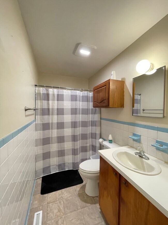 Building Photo - Large Furnished Rancher that Includes Lawn Maintenance and Bonus Room