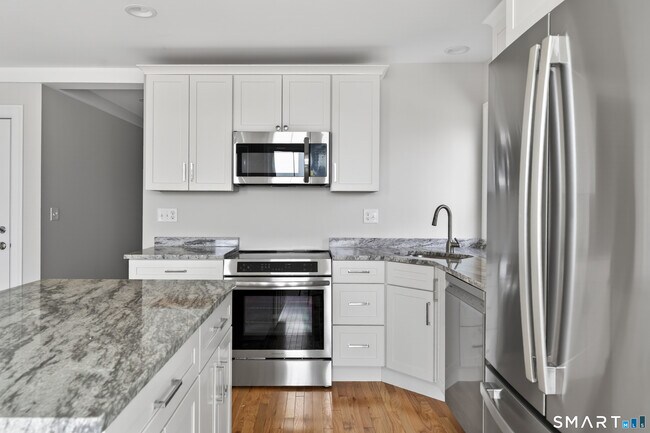 Building Photo - 136 Bank St