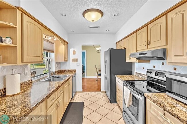 Building Photo - 7102 NW 93rd Ave