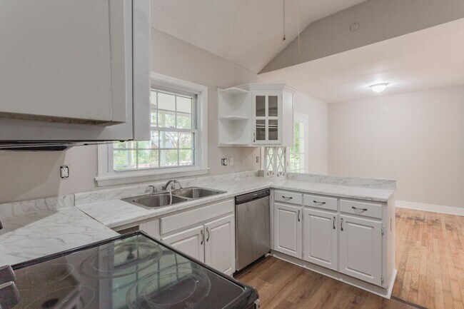 Building Photo - 3 bedroom Signal Mountain Charmer!