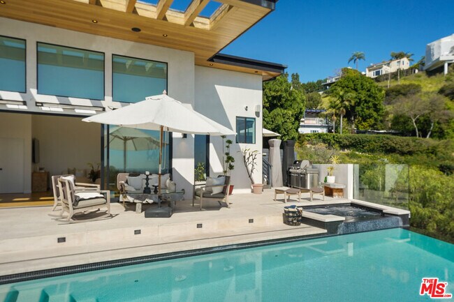 Building Photo - 8242 Hillside Ave