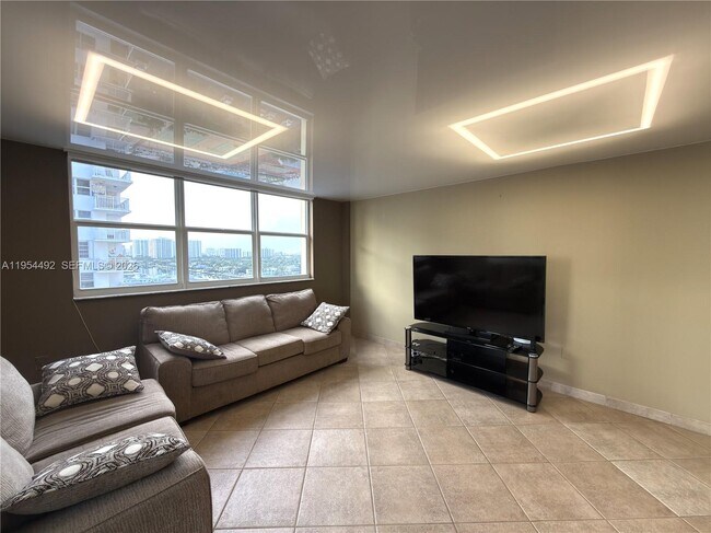 Building Photo - 1833 S Ocean Dr