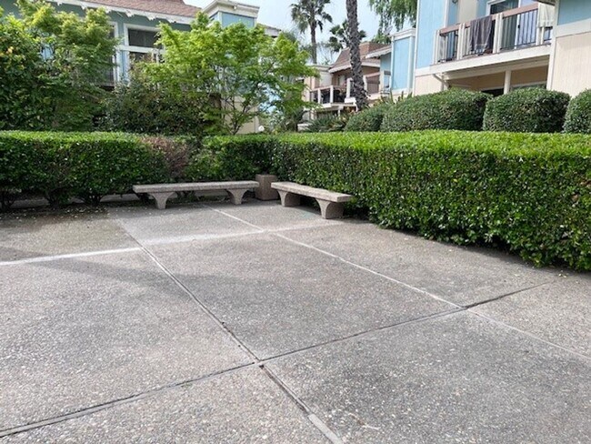 Building Photo - Lakeside living on Greenhaven, Sparkling Pool and covered parking