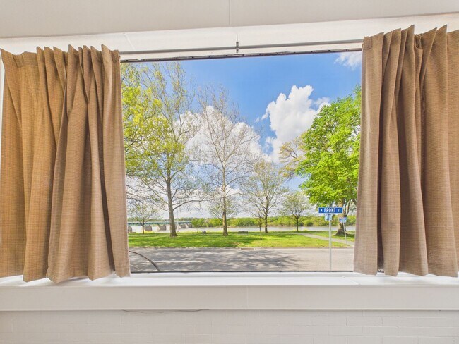 Building Photo - 1017 N Front St