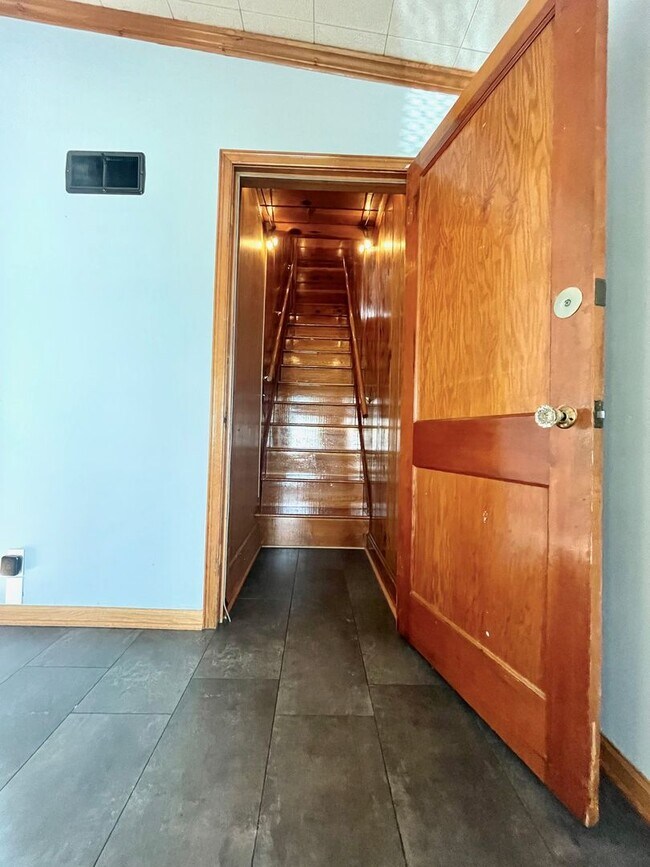 Building Photo - Very Unique 5 Bedroom Home on Large Lot