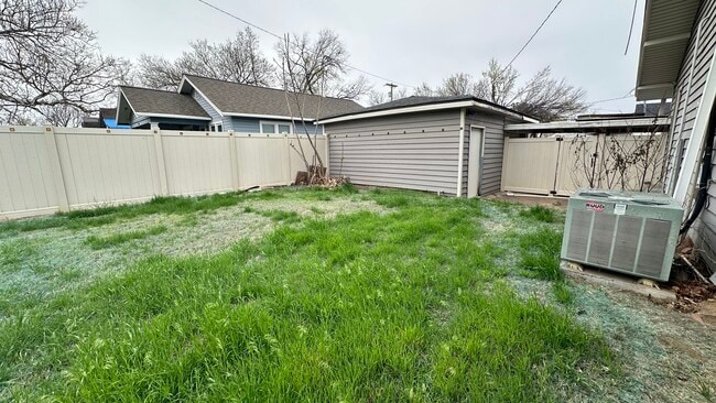 Building Photo - 802 N Kickapoo Ave