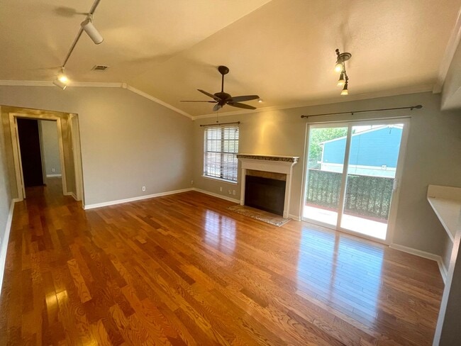 Building Photo - Cozy 1 Bedroom, 1 Bathroom Condo In the He...