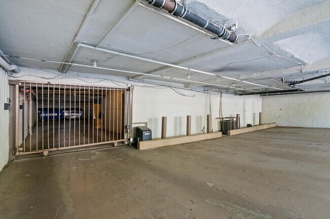 Building Photo - 9080 Shoreham Dr