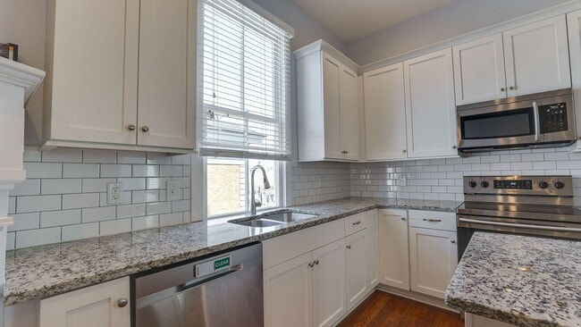 Building Photo - 3 Bedroom 3 Bath Apartment (October) Downt...